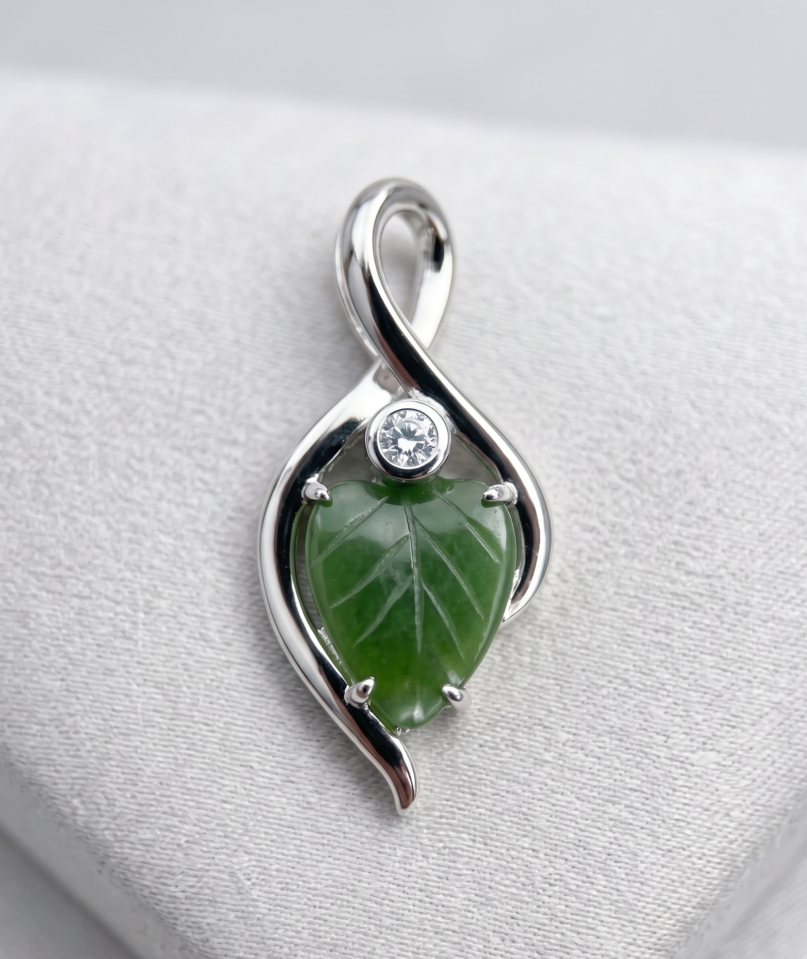 pendant_jade_leaf_and_zircon.png